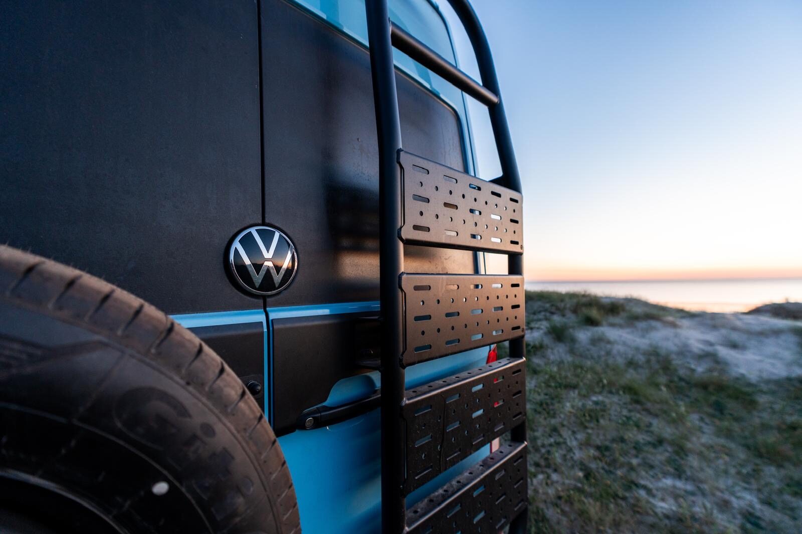 Détail logo VW et porte-vélos arrière au crépuscule