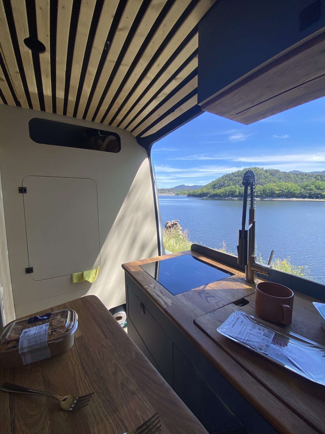 Petit-déj cuisine avec vue sur un lac et les montagnes