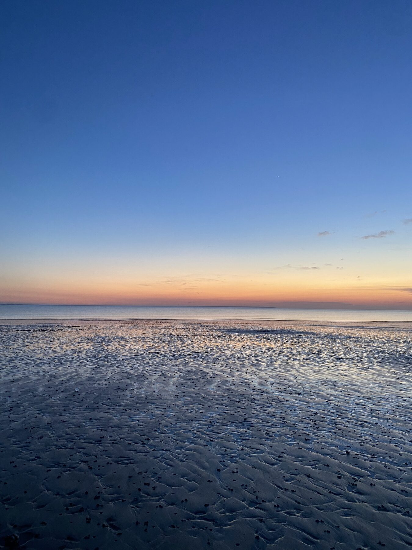 Plage à marée basse au coucher de soleil