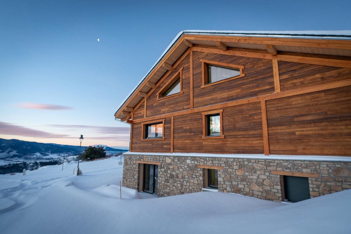 Mont Chalet à Font-Romeu, chalet bois sous la neige