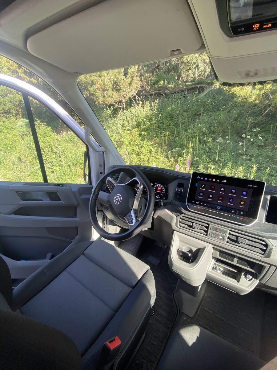 Tableau de bord digital VW Crafter, forêt en fond