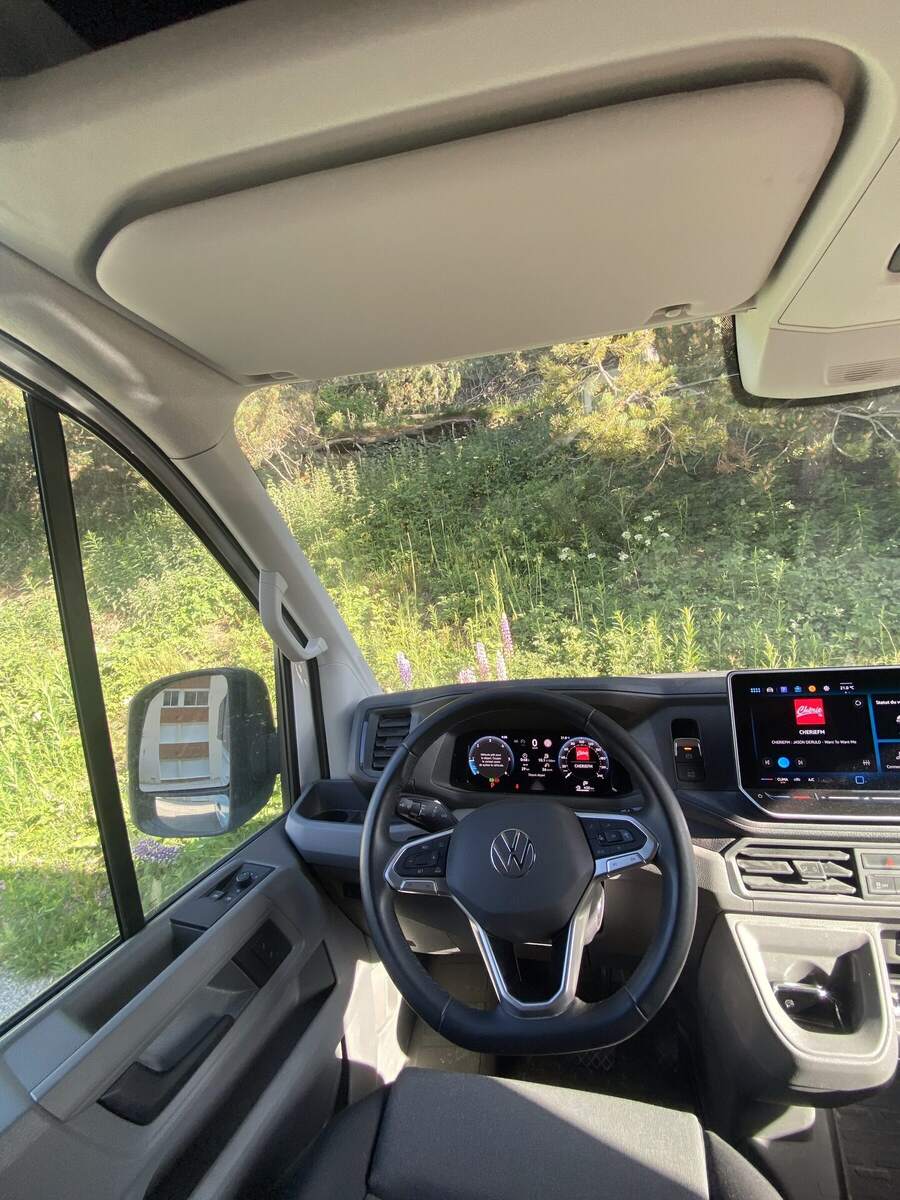 Volant VW, tableau de bord, vue sur la forêt