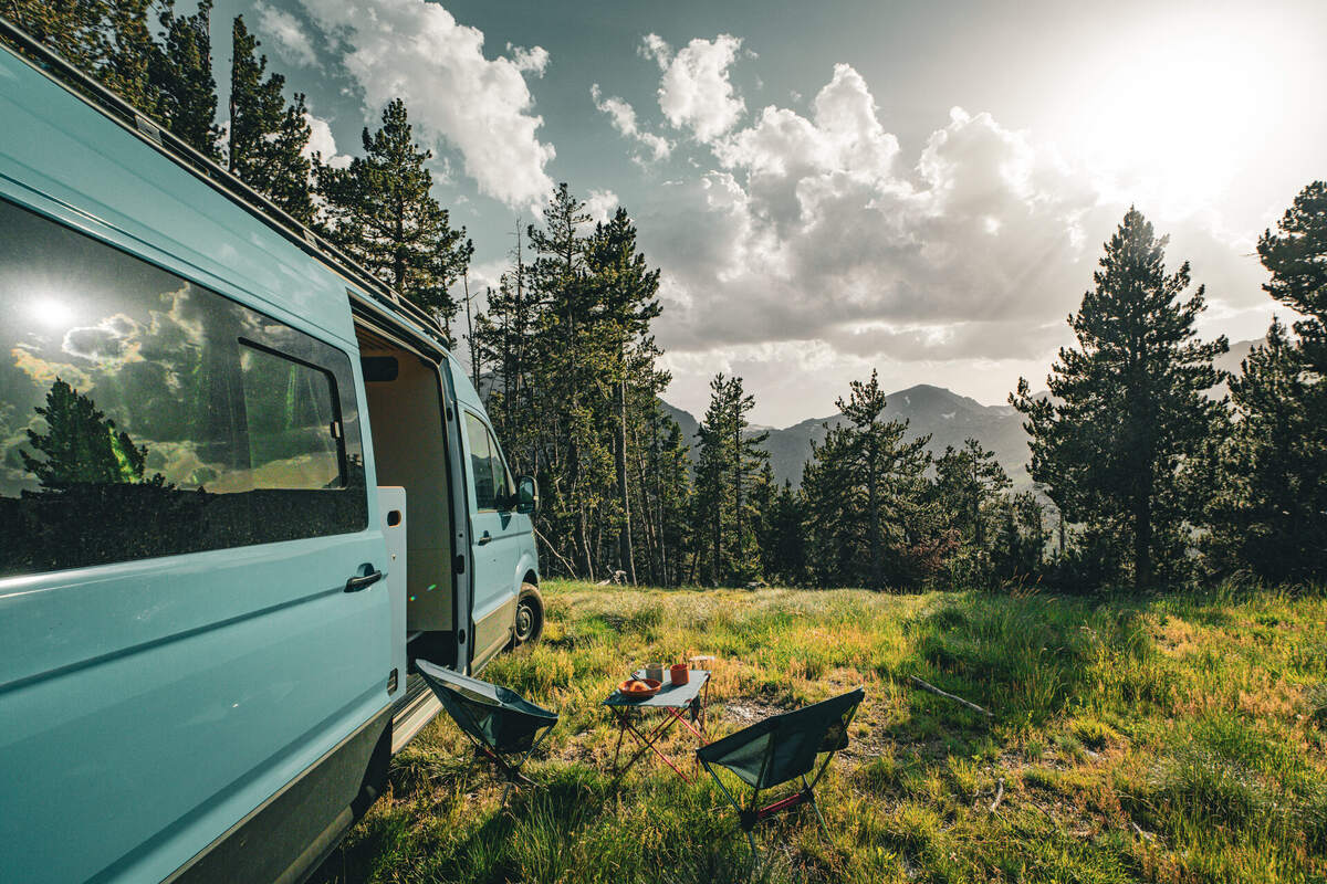 Orris en camping en montagne, pinèdes et soleil