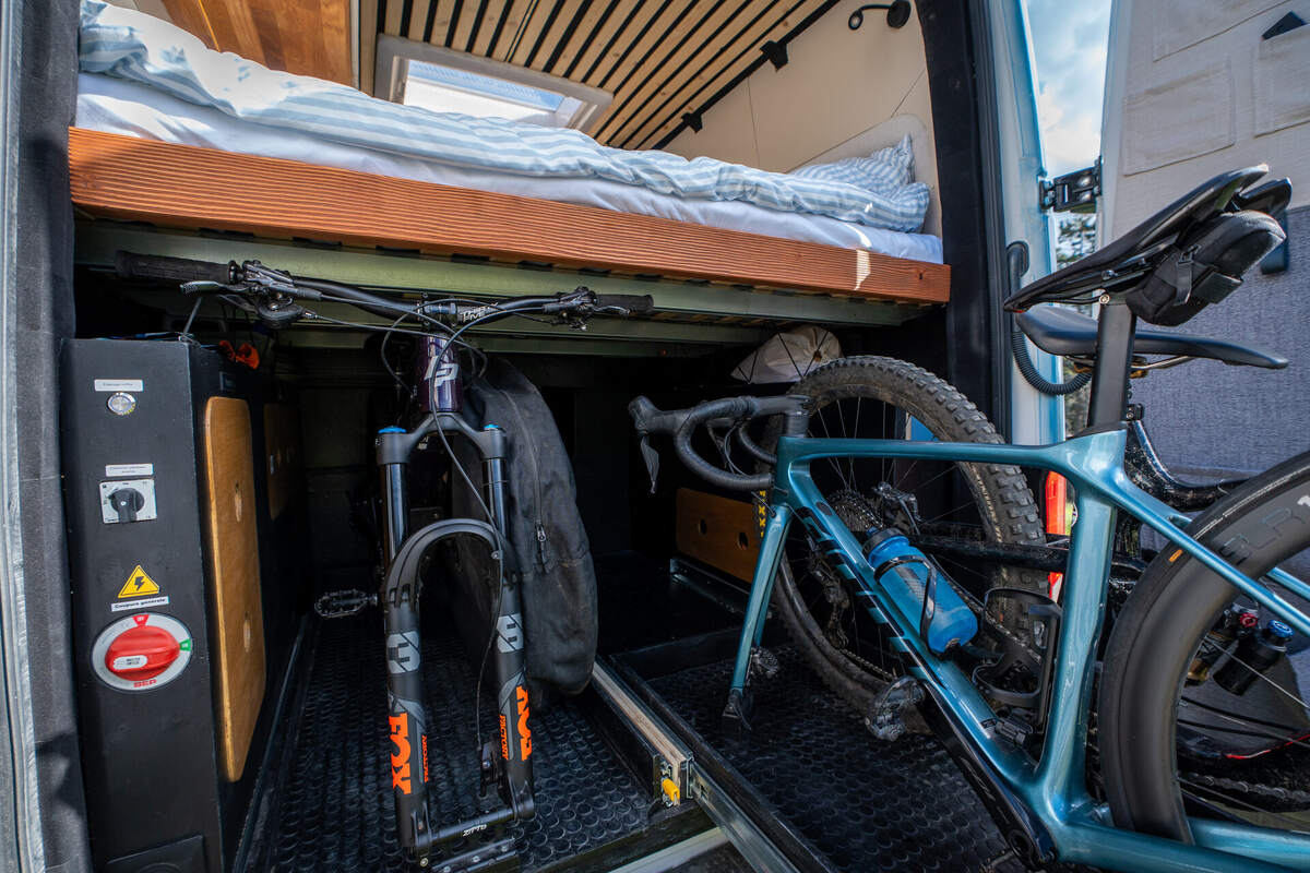 3 vélos stockés sous le lit, vue de l'intérieur