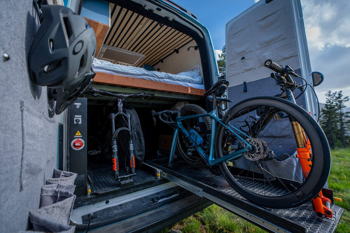 Vélo tiré sur le tiroir-rail du garage