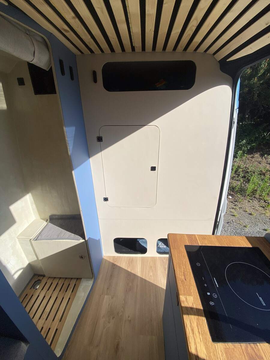 Séparation cab/van, vue cuisine et portière latérale