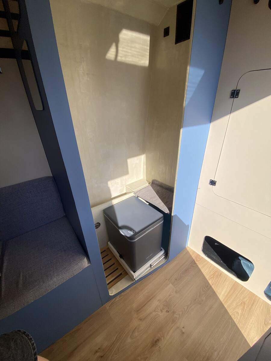 Toilettes sèches dans la douche, panneaux bleus