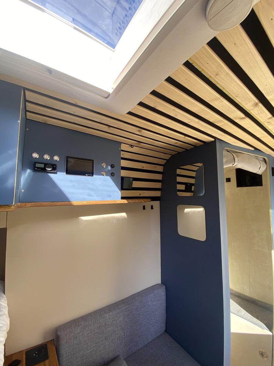 Plafond lambris et caissons bleus, skylark ouvert