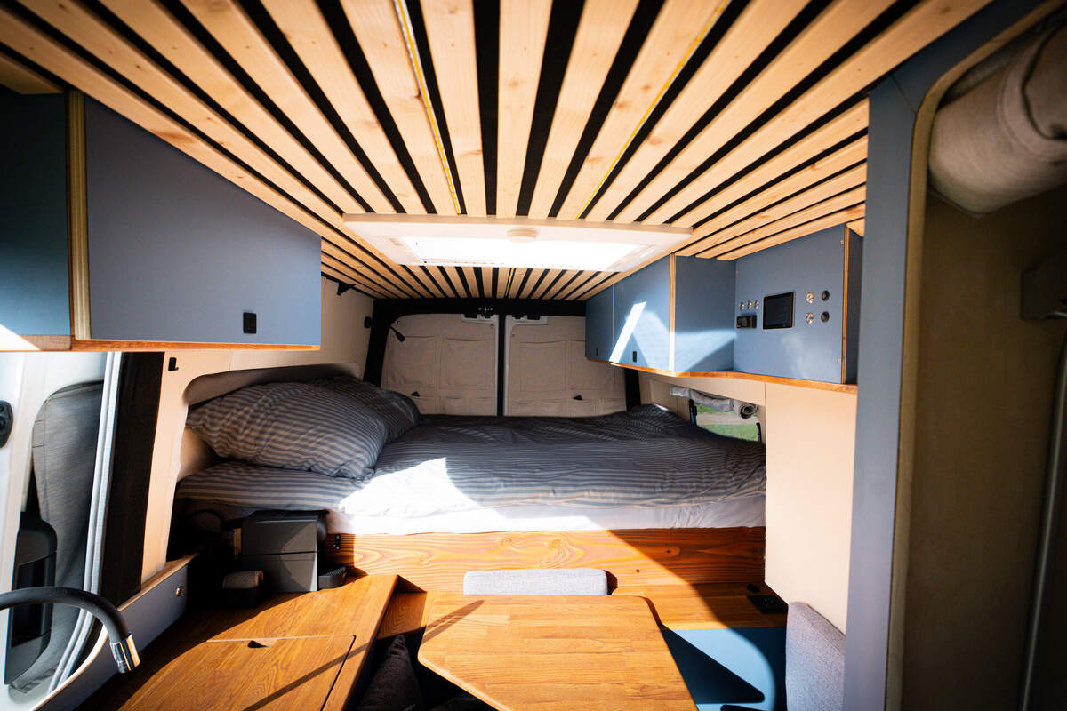 Lit intérieur, ambiance grise et bleue